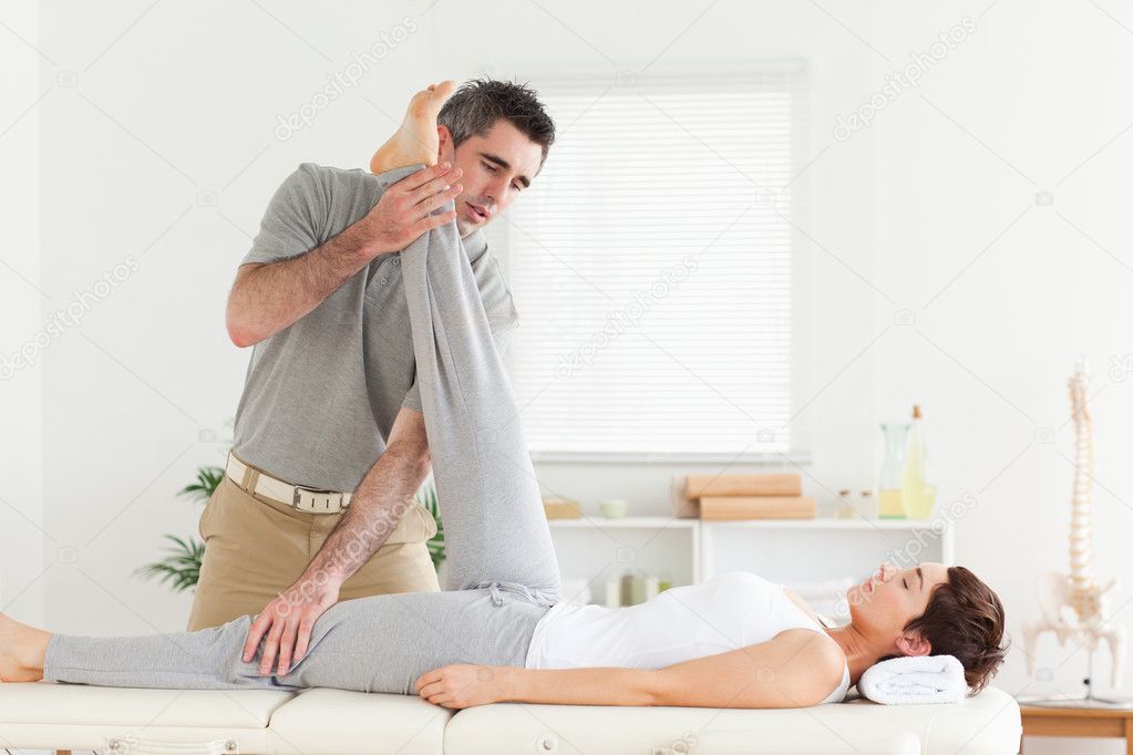 http://static9.depositphotos.com/1518767/1118/i/950/depositphotos_11189596-Chiropractor-exercising-with-a-woman.jpg