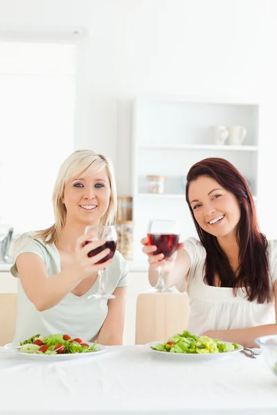 Jovens mulheres brindam com vinho — Fotografia de Stock
