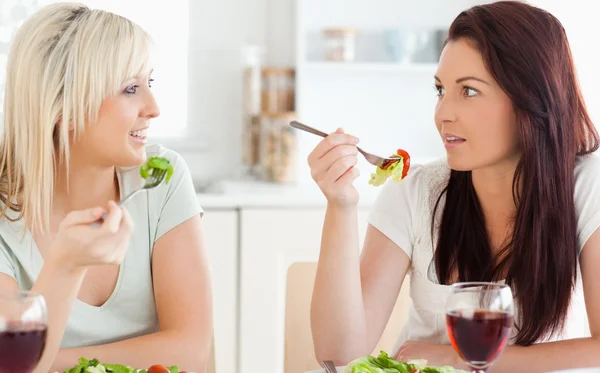 Mulheres alegres comendo salada — Fotografia de Stock