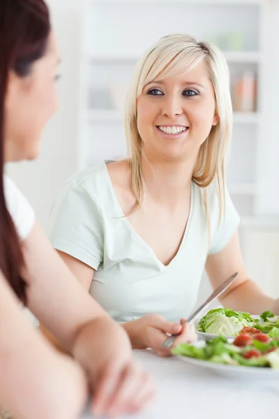 Close up de mulheres sorridentes comendo salada — Fotografia de Stock