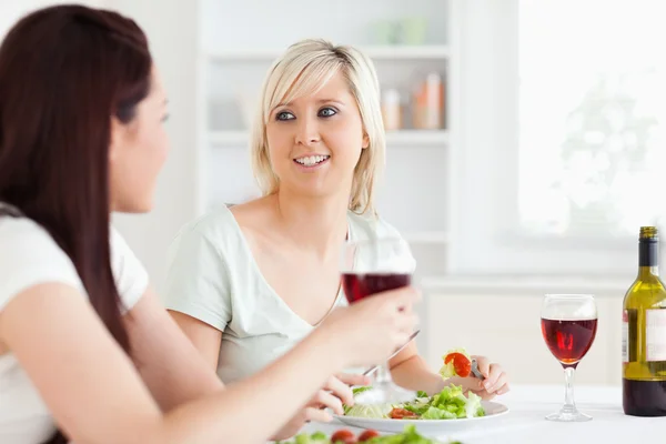 Salata yemek ve şarap içmek güzel kadın portresi — Stok fotoğraf