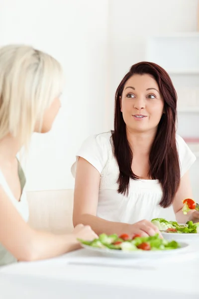 Portret van verbaasd vrouwen eten Salade — Stockfoto