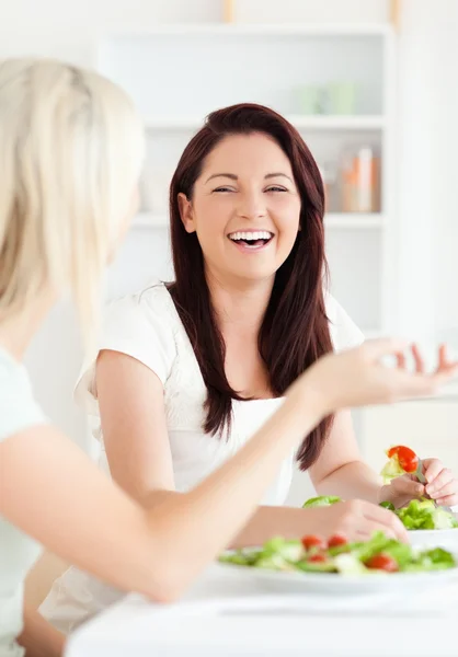 Porträt fröhlicher Frauen beim Salatessen — Stockfoto