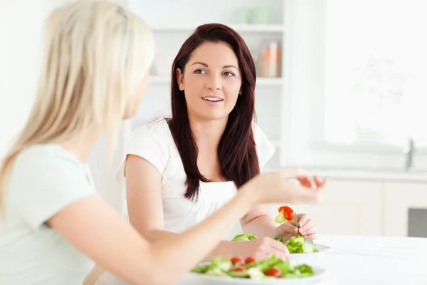 Portrait of young Women eating salad — Stock Photo, Image
