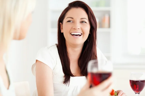 Porträtt av unga kvinnor dricker vin — Stockfoto