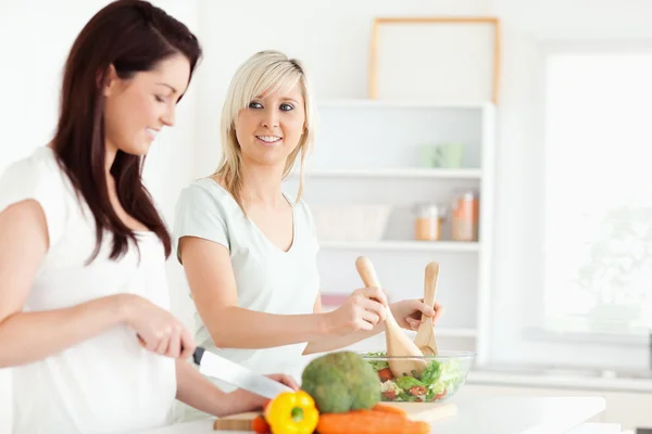 Mulheres alegres preparando o jantar — Fotografia de Stock