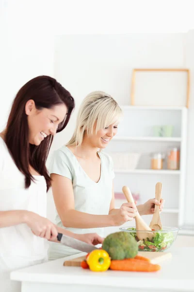 Усміхнені жінки готують вечерю — стокове фото