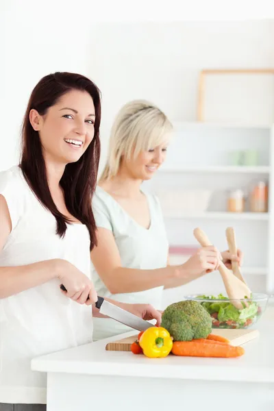 Radosne kobiety przygotowuje obiad — Zdjęcie stockowe