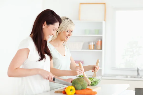 Glada unga kvinnor förbereder middag — Stockfoto