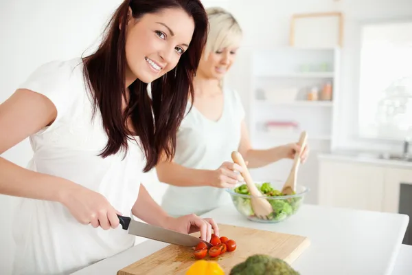 Vackra unga kvinnor som förbereder middag — Stockfoto
