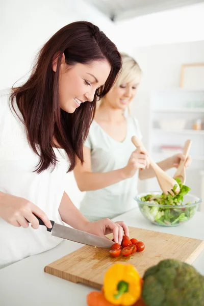 Jovens mulheres bonitas preparando o jantar — Fotografia de Stock