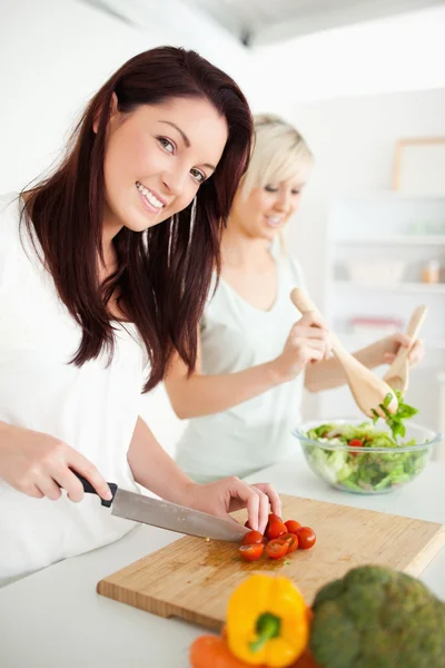 Mulheres bonitos preparando jantar — Fotografia de Stock