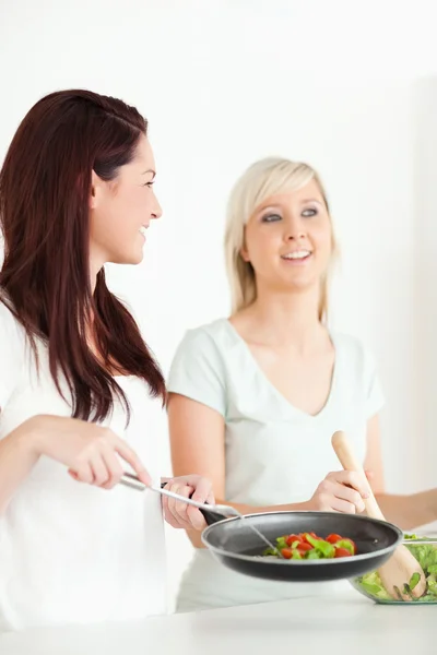 Kvinnor matlagning middag — Stockfoto