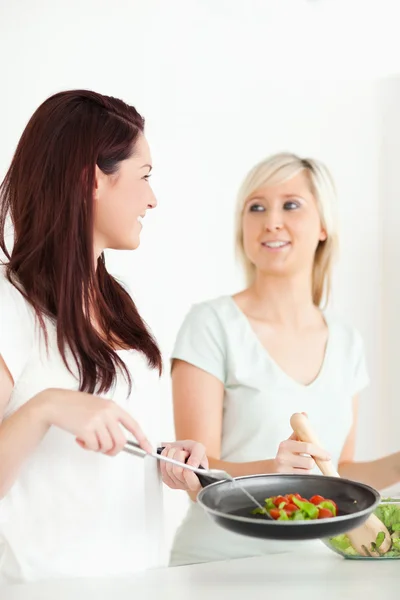 Cute vrouwen eten koken — Stockfoto