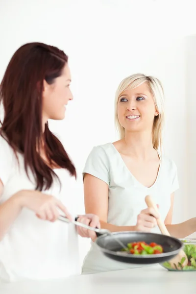 Charmiga kvinnor matlagning middag — Stockfoto