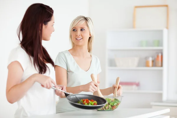Sorrindo Mulheres cozinhar jantar — Fotografia de Stock