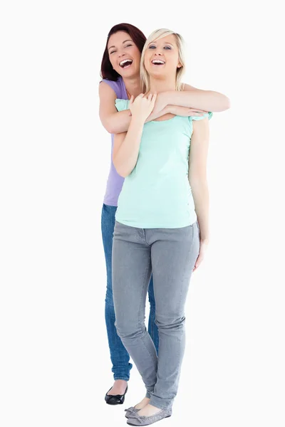 Rindo Mulheres abraçando — Fotografia de Stock
