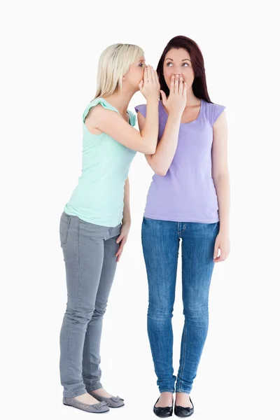 Mulher loira contando um segredo a seu amigo — Fotografia de Stock