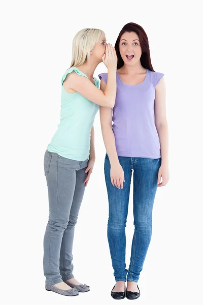 Linda mulher contando a seu amigo um segredo — Fotografia de Stock