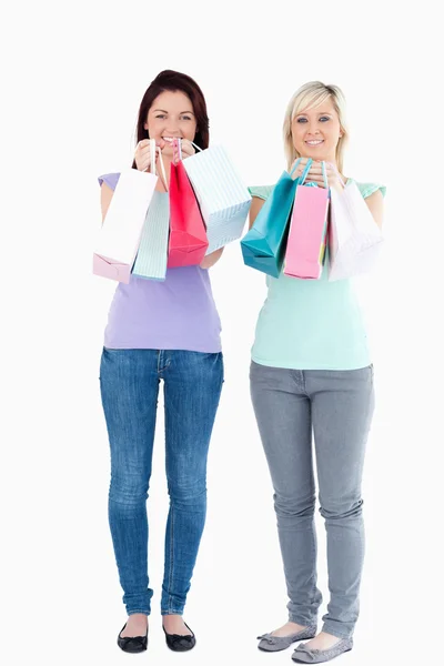Femei fermecătoare cu saci de cumpărături — Fotografie, imagine de stoc
