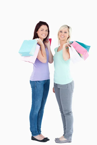 買い物袋を持つ女性の笑みを浮かべてください。 — ストック写真