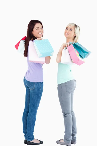 Mooie vrouwen met shopping tassen — Stockfoto