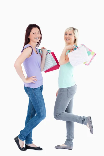 Mulheres alegres com sacos de compras — Fotografia de Stock