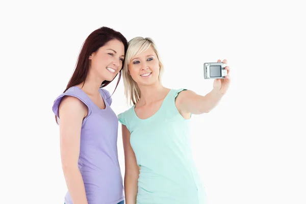 Donne allegre con una macchina fotografica — Foto Stock
