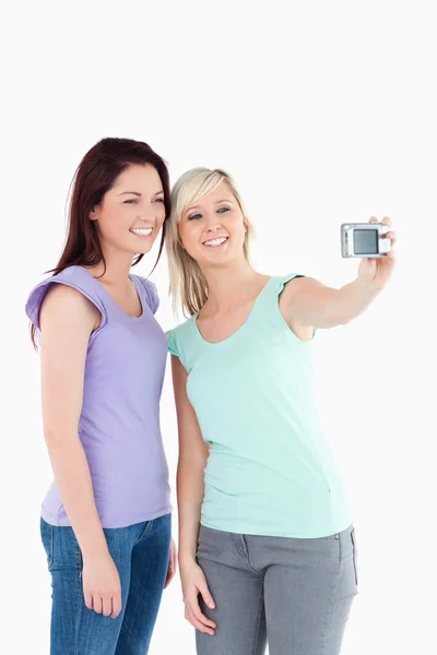 Mulheres sorridentes com uma câmera — Fotografia de Stock