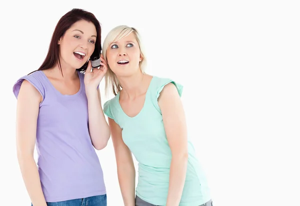 Kvinnor med en telefon — Stockfoto