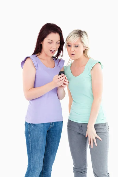 Verrast vrouwen met een telefoon — Stockfoto
