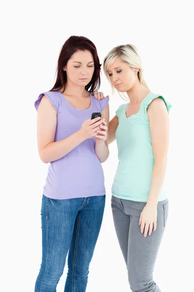 Opprørte kvinner med telefon – stockfoto
