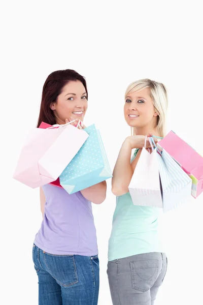 Bevásárlótáskás fiatal nők — Stock Fotó