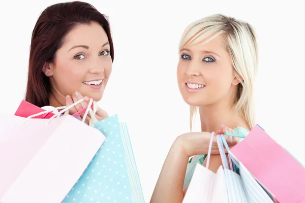 Juichende vrouwen met shopping tassen — Stockfoto