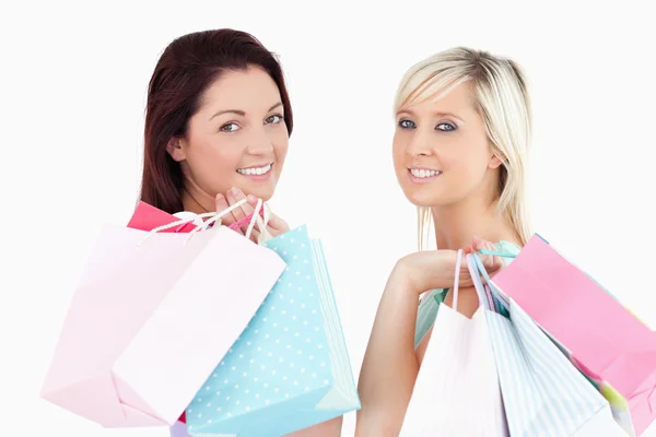Schattige jonge vrouwen met shopping tassen — Stockfoto