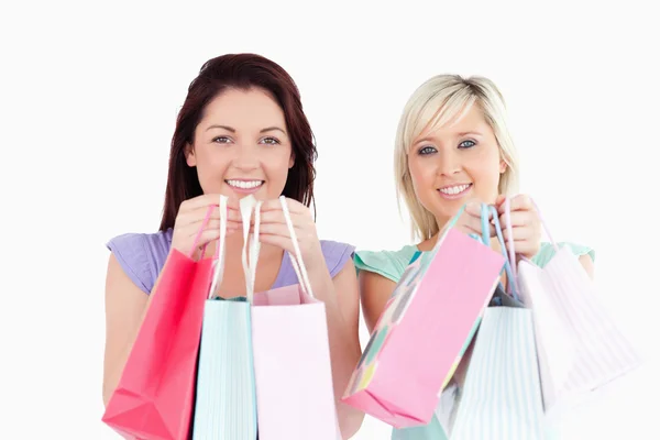 Sorrindo jovem Mulheres com sacos de compras — Fotografia de Stock