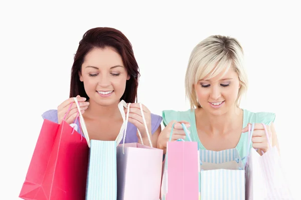 Gelukkig jonge vrouwen met shopping tassen — Stockfoto