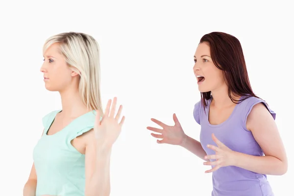 Mujer joven ignorando a una dama gritando —  Fotos de Stock