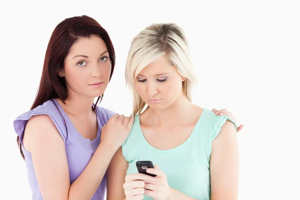 Retrato de mujeres disgustadas con un celular —  Fotos de Stock