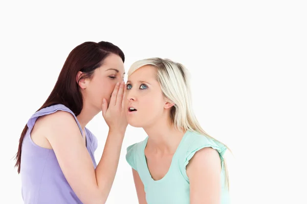 Retrato de uma mulher bonita dizendo a seu amigo um segredo — Fotografia de Stock