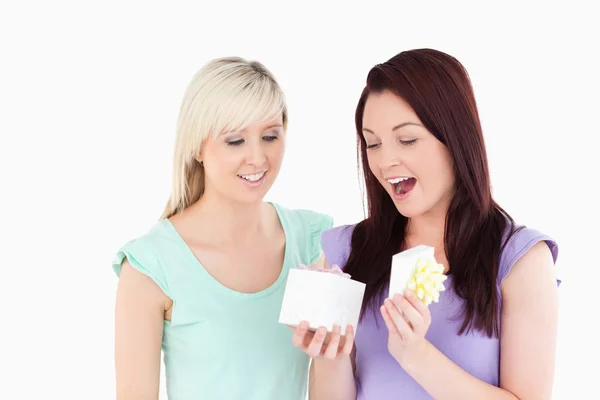 Blond woman gifting her friend — Stock Photo, Image