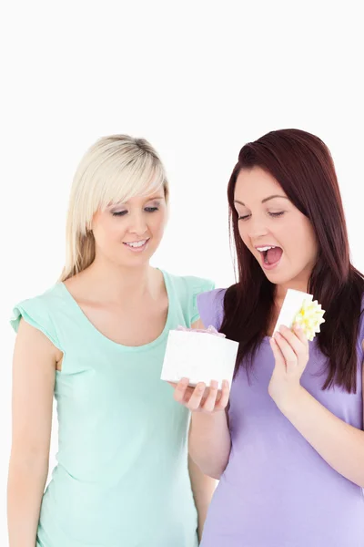 Blond kobieta młody gifting jej przyjaciel — Zdjęcie stockowe
