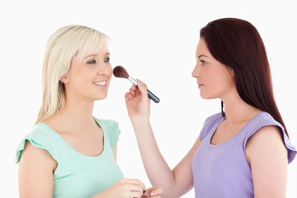 Mulheres que aplicam maquiagem — Fotografia de Stock