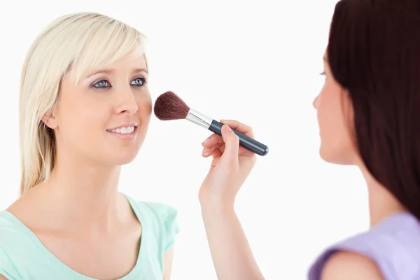 Lindas mujeres aplicando maquillaje —  Fotos de Stock