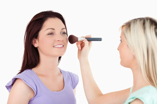 Mulheres bonitas aplicando maquiagem — Fotografia de Stock