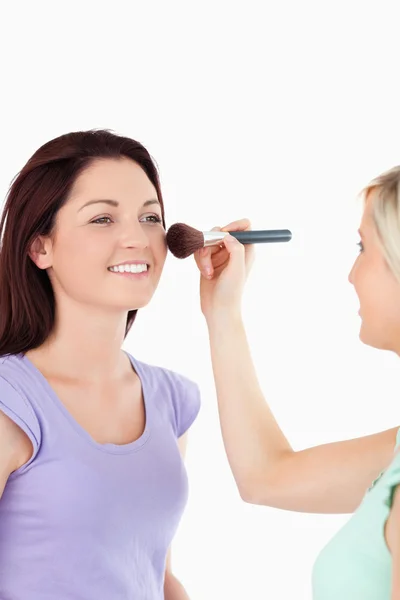 Mulheres lindas aplicando maquiagem — Fotografia de Stock