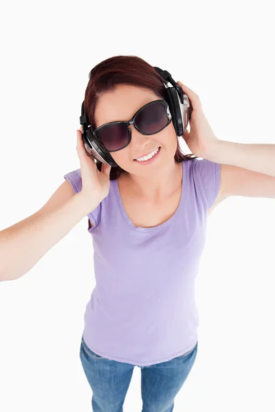 Młoda kobieta z słuchawki i okulary — Zdjęcie stockowe