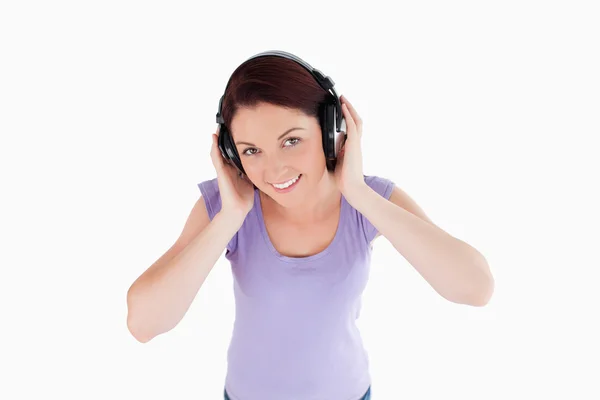 Jeune femme avec écouteurs — Photo