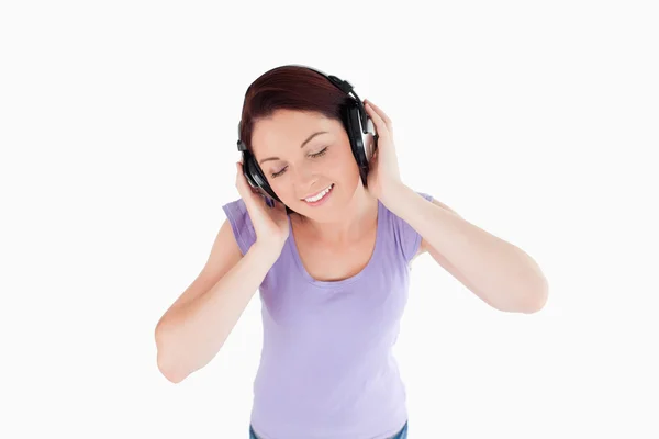Krásná žena se sluchátky — Stock fotografie