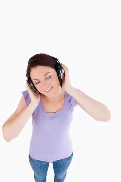Okouzlující žena se sluchátky — Stock fotografie
